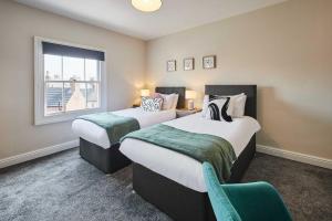 pokój hotelowy z 2 łóżkami i oknem w obiekcie Host & Stay - Appleton House w mieście Newark-on-Trent