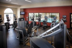 Fitness centrum a/nebo fitness zařízení v ubytování Minneapolis Marriott Northwest