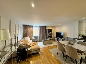 a living room with a couch and a table at Juli’s cosy home in London