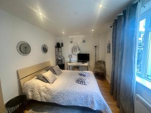 a bedroom with a bed and a desk and a window at Juli’s cosy home in London