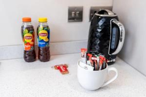 Принадлежности для чая и кофе в Stylish 1-Bed Apt Retreat in Leeds City Centre
