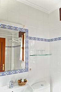 uma casa de banho com um lavatório e um espelho em Casa Marian em Cangas de Onís