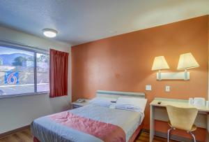 Postel nebo postele na pokoji v ubytování Motel 6-Grants Pass, OR