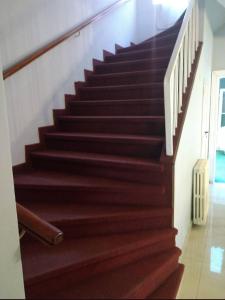 eine Treppe in einem Haus mit braunen Holztreppen in der Unterkunft Hotel 24/11 in Mar del Plata