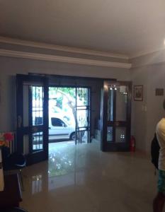 een woonkamer met een deur naar een oprit bij Hotel 24/11 in Mar del Plata