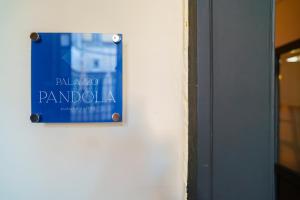 ナポリにあるPalazzo Pandola - Luxury Suitesの建物横の青い看板