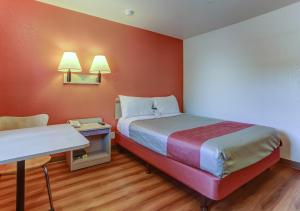 Postel nebo postele na pokoji v ubytování Motel 6-Grants Pass, OR