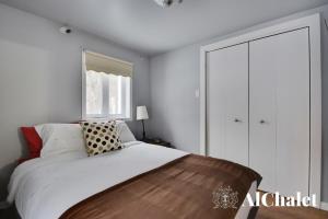 a bedroom with a bed and a large closet at Un coin pour deux in Saint-Raymond