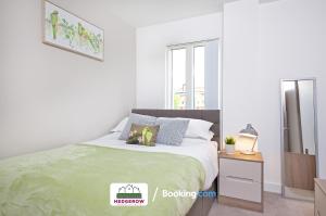 Säng eller sängar i ett rum på Deluxe 2 Bed 2 Bath Manchester City Centre Apartment By Hedgerow Properties Limited