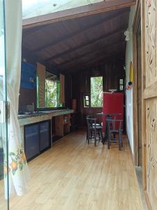 uma cozinha e sala de jantar com mesa e cadeiras em Chalé Beija Flor em Porto Belo