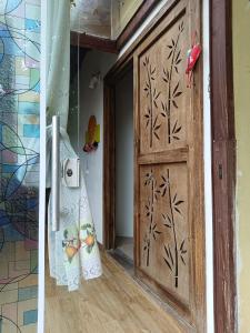 uma porta num quarto com uma toalha e um suporte de toalha em Chalé Beija Flor em Porto Belo