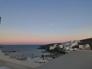 卢特拉Aetherian Suites的从建筑物屋顶看到的海景