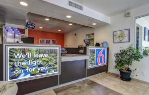 TV a/nebo společenská místnost v ubytování Motel 6-Grants Pass, OR