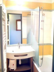 een badkamer met een wastafel en een douche bij Appartement charmant à Avoriaz - Vue montagnarde - 26 m² in Avoriaz +8 foto's