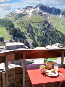 a table with plates of food on top of a mountain at Appartement d'une chambre a Avoriaz a 150 m des pistes avec balcon et wifi in Avoriaz