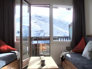 een woonkamer met uitzicht op een met sneeuw bedekte berg bij Appartement charmant à Avoriaz - Vue montagnarde - 26 m² in Avoriaz