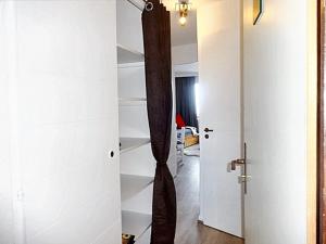 een kamer met een kast met een boekenplank bij Appartement charmant à Avoriaz - Vue montagnarde - 26 m² in Avoriaz