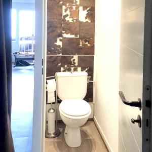 een badkamer met een wit toilet in een kamer bij Appartement charmant à Avoriaz - Vue montagnarde - 26 m² in Avoriaz