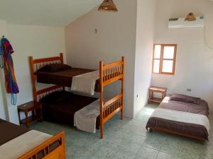 普拉亞斯的住宿－Playas，客房设有三张双层床和一扇窗户。