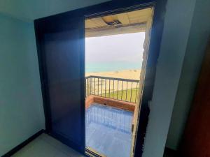 Bazén v ubytování Hotel appartment alexandria sea view free wifi 3 bedrooms 2 toilets 5th floor Bellevue village agami available all year days & 5 heavy blanket available nebo v jeho okolí