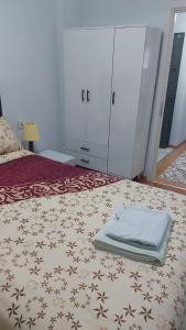 um quarto com uma cama com um edredão em Bahcelievler Memorial Hospital Suit em Istambul