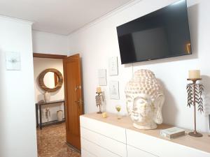 sala de estar con TV en la parte superior de un tocador en Habitación Luxurious Gran Budha, en Oliva