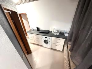 uma cozinha com uma máquina de lavar roupa e uma máquina de lavar roupa em F-F Haus em Schlierbach