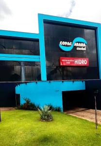 a building with a halo sign on the side of it at Motel Copacabana Cafe in Ribeirão Preto