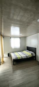 ein Schlafzimmer mit einem Bett in einem Zimmer in der Unterkunft Villa Congos in Delicias