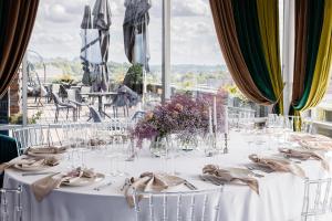 考纳斯IBIS Styles Kaunas Centre的一张桌子上放着白色桌布和鲜花