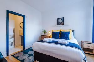 1 dormitorio con 1 cama grande y espejo en Barton House - Sleeping 10 en Mánchester