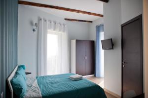 a bedroom with a green bed and a window at B&B La Veduta in Naples