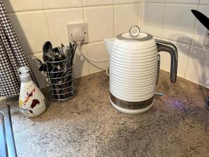 a tea kettle is sitting on a counter top at 10 Wye Rapids Cottages in Symonds Yat