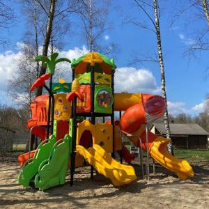 um parque infantil num parque com escorrega em cottage chaleureux dans domaine privé em Signy-le-Petit