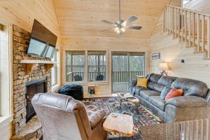 Oleskelutila majoituspaikassa Secluded Murphy Cabin Rental with Deck and Fire Pit!