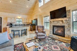 Svetainės erdvė apgyvendinimo įstaigoje Secluded Murphy Cabin Rental with Deck and Fire Pit!