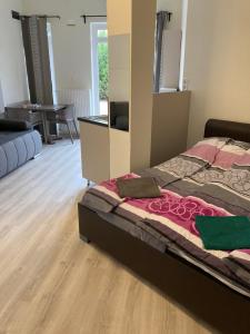 1 Schlafzimmer mit einem Bett und einem Esszimmer in der Unterkunft Zamárdi Parti Apartman 1 in Zamárdi