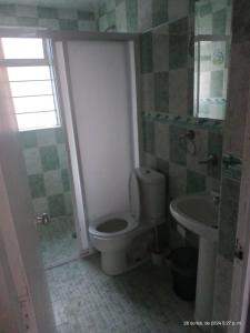 a bathroom with a toilet and a sink at hermoso departamento un lugar para descansar 2 in Tlaxcala de Xicohténcatl