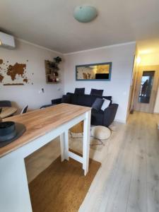 ein Wohnzimmer mit Tisch und Couch in der Unterkunft My happy place in Poreč