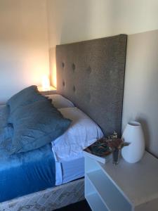 um quarto com uma cama e uma mesa com um candeeiro em Twin peaks em El Calafate