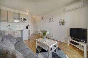 Televízia a/alebo spoločenská miestnosť v ubytovaní Le Palm - 100m Plage - Croisette - Verrière Côte d’Azur + 27 fotografií