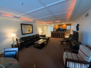 un soggiorno con un divano e un tavolo di Beautiful First Floor suite with patio to the Bay a Traverse City