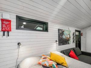 1 dormitorio con 1 cama y TV en la pared en Holiday Home Rakkaranta b- lentäjän poika 2 by Interhome, en Hyrynsalmi