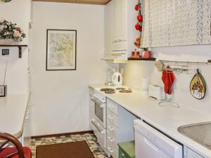 een keuken met witte werkbladen en een fornuis met oven bij Holiday Home Aurinkoalppi 12b paritalo by Interhome in Hyrynsalmi