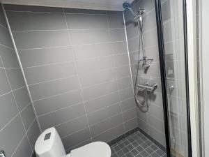 a bathroom with a shower and a toilet at Holiday Home Rakkaranta c- henry ford cabin two skipa by Interhome in Hyrynsalmi