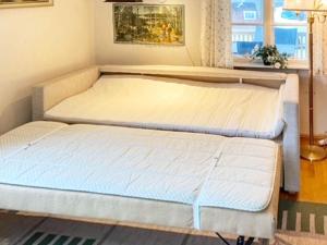 2 camas individuales en una habitación con ventana en Holiday home NISSAFORS II 