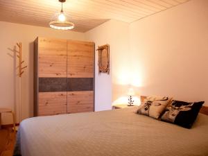 1 dormitorio con 1 cama grande y armario grande en Apartment Les Chavonnes by Interhome, en Gryon