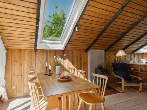 ein Esszimmer mit einem Tisch und einem Fenster in der Unterkunft Holiday Home Benja - all inclusive - 150m from the sea by Interhome in Knebel