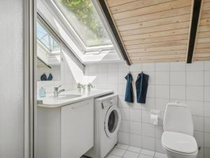 ein Bad mit einer Waschmaschine und einem Fenster in der Unterkunft Holiday Home Benja - all inclusive - 150m from the sea by Interhome in Knebel