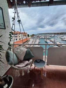 eine Hollywoodschaukel mit Blick auf den Yachthafen in der Unterkunft My happy place in Poreč
